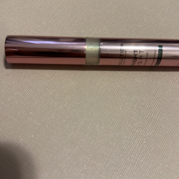 Revolution bright light highlighter - Picture 2 of 3